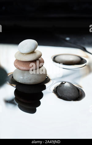 Cailloux Zen pile dans l'eau Banque D'Images