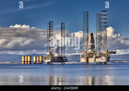 Rassembler des nuages sur la Mer Port de Cromarty avec de lourdes opérations de l'industrie de l'huile. 23/09/19 Banque D'Images