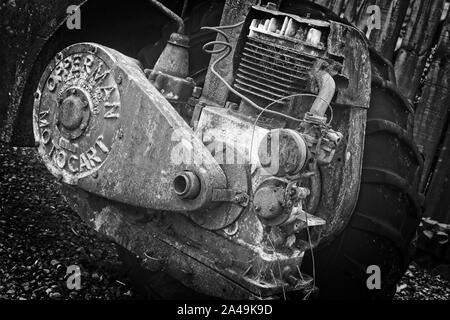 Un très vieux Motocart Grant Opperman moteur et transmission montée sur une machine ancienne ferme. Banque D'Images