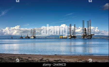 Rassembler des nuages sur la Mer Port de Cromarty avec de lourdes opérations de l'industrie de l'huile. 23/09/19 Banque D'Images