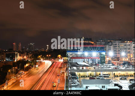 Istanbul, Turquie - 7 octobre 2019 : une longue-vue nocturne de l'exposition d'Istanbul, d'un parking et d'autoroute. Banque D'Images