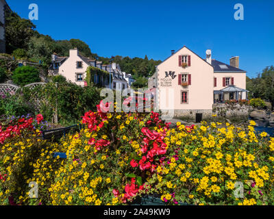 PONT AVEN Moulin du Grand Poulguin et fleurs monument café restaurant dans le centre de Pont-Aven sur l'Aven, Bretagne, Bretagne, Finistère, France Banque D'Images