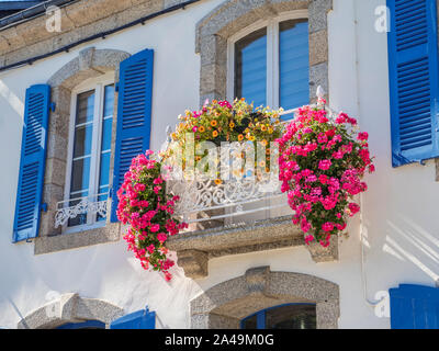 PONT AVEN Gite de France chambres avec balcon fleuri coloré abondant et fenêtres traditionnelles bleues à volets Pont Aven Bretagne France Banque D'Images