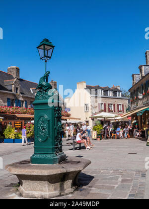 Vieux Concarneau Bretagne restaurant alfresco français 'La Port au vin" avec les visiteurs enjoying sun Ville close de Concarneau Bretagne Finistère France Banque D'Images