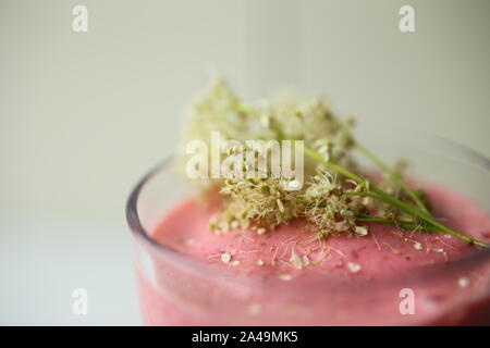 Fraise rose dessert avec la reine-des-Prés en fleurs comme décoration. Banque D'Images