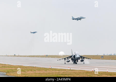 RAF Harrier GR9 le roulage sur la piste avec des Harriers landing derrière après le dernier vol le 15 décembre 2010, RAF Cottesmore Banque D'Images