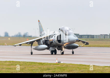 RAF Harrier GR9 le roulage sur la piste après le dernier vol le 15 décembre 2010, RAF Cottesmore Banque D'Images