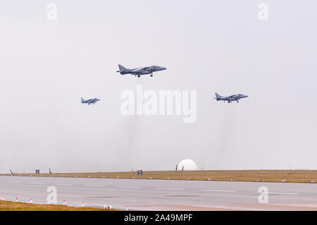 Harrier GR9 RAF trois avions de chasse en vol stationnaire en formation après le dernier vol, 15 décembre 2010, RAF Cottesmore Banque D'Images