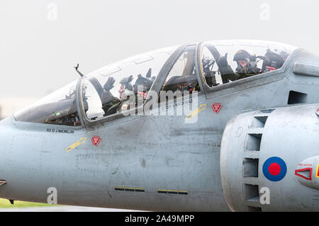 RAF Harrier GR9 T12 roulage sur la piste avec équipage qui agitait après le dernier vol le 15 décembre 2010, RAF Cottesmore Banque D'Images