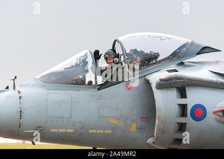 RAF Harrier GR9 le roulage sur la piste avec un pilote forme après le dernier vol le 15 décembre 2010, RAF Cottesmore Banque D'Images