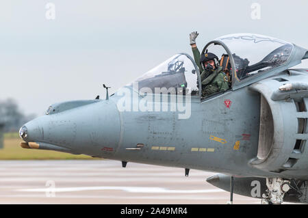 RAF Harrier GR9 le roulage sur la piste avec un pilote forme après le dernier vol le 15 décembre 2010, RAF Cottesmore Banque D'Images