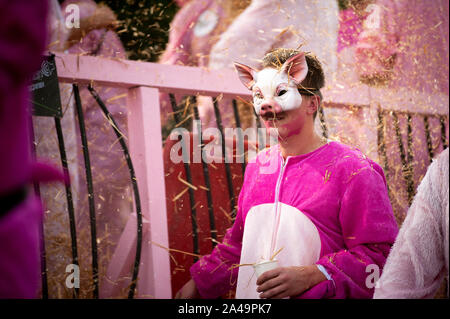 Allemagne, Niederstetten, Baden Wurtemberg. Septembre 2019. Fête des récoltes automnales traditionnels. Décorées avec des masques de cochon. Banque D'Images