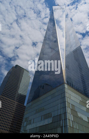 One World Trade Center à Manhattan, New York, un jour ensoleillé, partiellement obscurci par des réflexions de nuages dans la façade en verre Banque D'Images