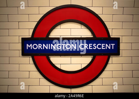 Londres, Royaume-Uni - 15 septembre 2019 : l'écru 600x600 et signe de Mornington Crescent, une station de métro dans NW1. Banque D'Images