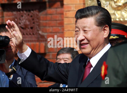 Katmandou, Népal. 13 Oct, 2019. Le Président de la Chine Xi Jinping vagues sur son arrivée à l'aéroport international de Tribhuvan comme il dit adieu, clôture de sa visite de deux jours au Népal, à Katmandou, au Népal, le dimanche, 13 octobre, 2019. Credit : Dipen Shrestha/ZUMA/Alamy Fil Live News Banque D'Images