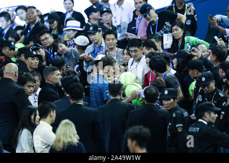Shanghai, Chine. 13 Oct, 2019. Daniil Medvedev de la Russie signe des autographes pour les fans après la cérémonie de la finale du tournoi entre la Russie de Medvedev Daniil et Alexander Zverev de l'Allemagne à 2019 Tournoi de tennis ATP Masters de Shanghai à Shanghai, la Chine orientale, le 13 octobre 2019. Credit : Wu Gang/Xinhua/Alamy Live News Banque D'Images