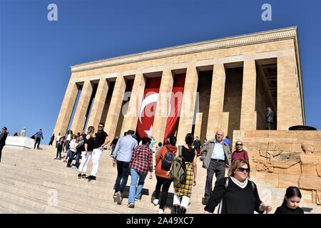 Ankara, Turquie. 13 Oct, 2019. Les visiteurs à l'Anitkabir, le mausolée du fondateur de la Turquie moderne Mustafa Kemal Ataturk, sur le 96e anniversaire depuis Ankara devint la capitale de la Turquie. Altan Crédit : Gochre/ZUMA/Alamy Fil Live News Banque D'Images