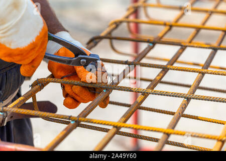 Lier de barres d'armature en acier (barres d'armature) pour la construction. Pinces de serrage à l'aide d'un fil Banque D'Images