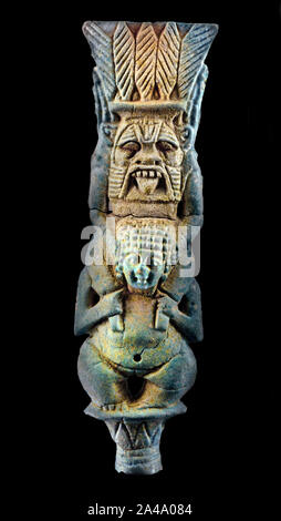 Le dieu égyptien Bes, protecteur des ménages sur les épaules de sa femme en proie, l'Égypte, l'Égyptien. Banque D'Images