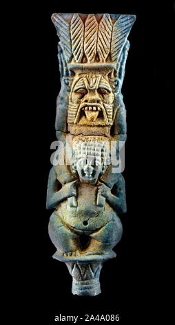 Le dieu égyptien Bes, protecteur des ménages sur les épaules de sa femme en proie, l'Égypte, l'Égyptien. Banque D'Images