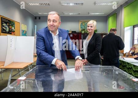 Wroclaw, Pologne. 13 Oct, 2019. 13 octobre 2019 Pologne Wroclaw Pologne's élections parlementaires. Grzegorz Schetyna, le leader de la plate-forme civique votes au bureau de vote crédit : Krzysztof Kaniewski/ZUMA/Alamy Fil Live News Banque D'Images