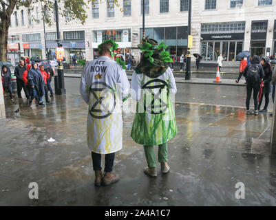 Londres, Royaume-Uni - 13 octobre 2019. Les activistes de rébellion continuer leur protestation d'extinction à Trafalgar Square pour tenter de forcer le gouvernement à déclarer une urgence climatique et répondre à leurs demandes pour réduire les émissions de carbone à zéro d'ici 2025. Credit : amer ghazzal/Alamy Live News Banque D'Images