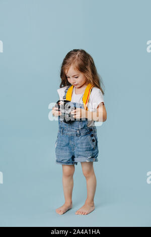 Petite fille en denim à l'ensemble de l'appareil photo rétro Banque D'Images