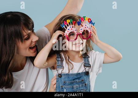 Maman et sa fille à lunettes drôles hug et sourire ensemble Banque D'Images