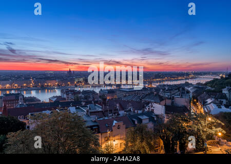 Vue depuis la colline du château, sur le Danube avec le Pont des Chaînes au lever du soleil. Banque D'Images