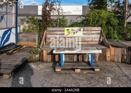 Vollguter jardin communautaire utilise bois usagé pour les contenants et banc. Un espace commun pour tous dans Neukölln, Berlin. Banque D'Images