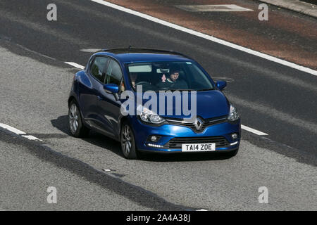 2017 Renault Clio blue NAV Dynamique TCE ; voyageant sur l'autoroute M6 près de Preston dans le Lancashire, Royaume-Uni Banque D'Images