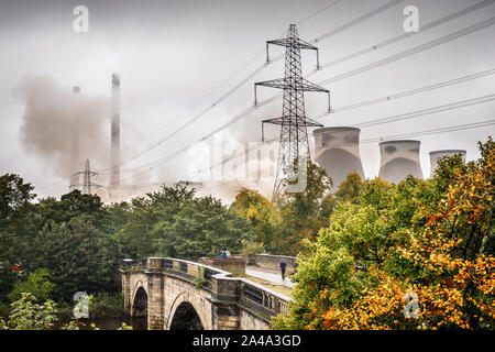 Henrichenburg shiplift, près de Leeds, Royaume-Uni. 13 octobre 2019. (Séquence de 7 images) quatre tours de refroidissement massif à l'Henrichenburg Shiplift C thermique au charbon sont détruits dans une explosion contrôlée. Les résidants des environs ont été évacués et la circulation sur l'autoroute M62 à proximité a été arrêté pour permettre à la 375 pied tours, qui ont fait depuis 1966, à être démolis. Trois tours restent à être démoli à une date ultérieure. ©Ian Wray/Alamy Live News Banque D'Images