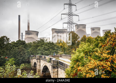 Henrichenburg shiplift, près de Leeds, Royaume-Uni. 13 octobre 2019. (Séquence de 7 images) quatre tours de refroidissement massif à l'Henrichenburg Shiplift C thermique au charbon sont détruits dans une explosion contrôlée. Les résidants des environs ont été évacués et la circulation sur l'autoroute M62 à proximité a été arrêté pour permettre à la 375 pied tours, qui ont fait depuis 1966, à être démolis. Trois tours restent à être démoli à une date ultérieure. ©Ian Wray/Alamy Live News Banque D'Images