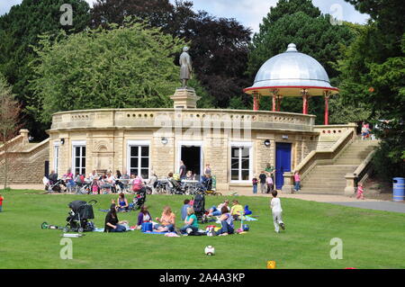 Les gens de l'extérieur de la CAFE, Robert's park, Saltaire Banque D'Images