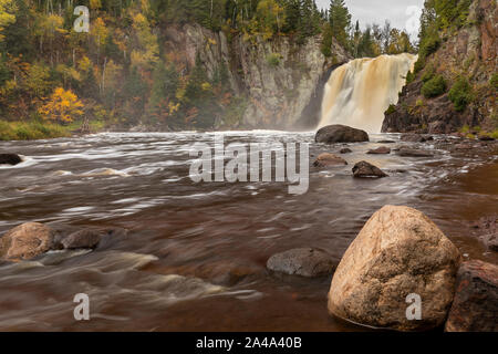 Baptême Cascade Rivière en automne Banque D'Images