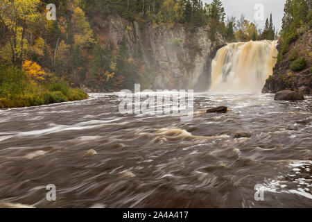 Baptême Cascade Rivière en automne Banque D'Images