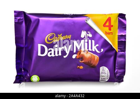 Lait au chocolat Cadbury,bars,conditionnement multiple,4 pack,sur un fond blanc Banque D'Images