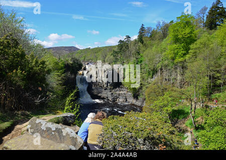 Couple assis à force élevée cascade, Teesdale Banque D'Images