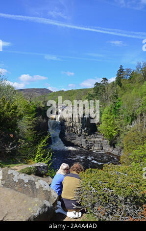 Couple assis à force élevée, 2 cascade Teesdale Banque D'Images