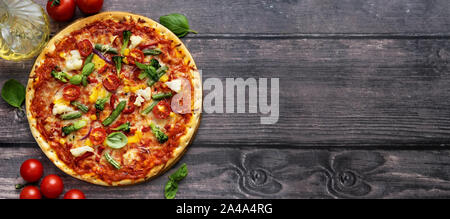 Pizza végétarienne délicieux servi sur table en bois dans un style rustique. Bannière depuis longtemps. Copy space Banque D'Images