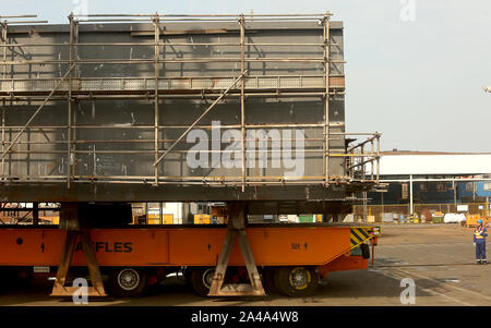 Yantai, Chine. 13 Oct, 2019. Certains des plus gros engins de forage en eau profonde et les plates-formes sont en cours de réparation et construit à une CIMC Raffles shipyard ingénierie offshore à Yantai, province du Shandong, le samedi, 12 octobre, 2019. Le chantier bénéficie d'une des plus grandes cales sèches et de la plus grande grue à portique. La Chine est le quatrième plus grand producteur de pétrole dans le monde. Photo par Stephen Shaver/UPI UPI : Crédit/Alamy Live News Banque D'Images