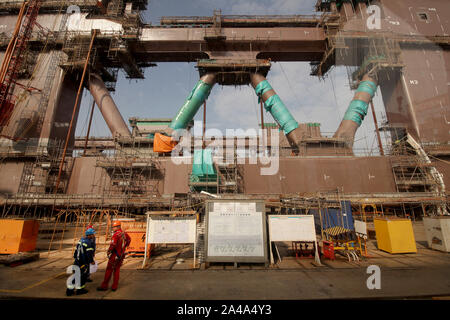 Yantai, Chine. 13 Oct, 2019. Certains des plus gros engins de forage en eau profonde et les plates-formes sont en cours de réparation et construit à une CIMC Raffles shipyard ingénierie offshore à Yantai, province du Shandong, le samedi, 12 octobre, 2019. Le chantier bénéficie d'une des plus grandes cales sèches et de la plus grande grue à portique. La Chine est le quatrième plus grand producteur de pétrole dans le monde. Photo par Stephen Shaver/UPI UPI : Crédit/Alamy Live News Banque D'Images