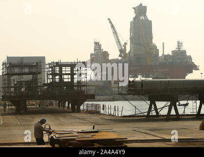 Yantai, Chine. 13 Oct, 2019. Certains des plus gros engins de forage en eau profonde et les plates-formes sont en cours de réparation et construit à une CIMC Raffles shipyard ingénierie offshore à Yantai, province du Shandong, le samedi, 12 octobre, 2019. Le chantier bénéficie d'une des plus grandes cales sèches et de la plus grande grue à portique. La Chine est le quatrième plus grand producteur de pétrole dans le monde. Photo par Stephen Shaver/UPI UPI : Crédit/Alamy Live News Banque D'Images