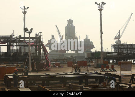 Yantai, Chine. 13 Oct, 2019. Certains des plus gros engins de forage en eau profonde et les plates-formes sont en cours de réparation et construit à une CIMC Raffles shipyard ingénierie offshore à Yantai, province du Shandong, le samedi, 12 octobre, 2019. Le chantier bénéficie d'une des plus grandes cales sèches et de la plus grande grue à portique. La Chine est le quatrième plus grand producteur de pétrole dans le monde. Photo par Stephen Shaver/UPI UPI : Crédit/Alamy Live News Banque D'Images