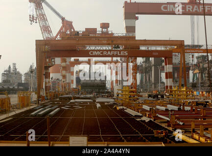 Yantai, Chine. 13 Oct, 2019. Certains des plus gros engins de forage en eau profonde et les plates-formes sont en cours de réparation et construit à une CIMC Raffles shipyard ingénierie offshore à Yantai, province du Shandong, le samedi, 12 octobre, 2019. Le chantier bénéficie d'une des plus grandes cales sèches et de la plus grande grue à portique. La Chine est le quatrième plus grand producteur de pétrole dans le monde. Photo par Stephen Shaver/UPI UPI : Crédit/Alamy Live News Banque D'Images