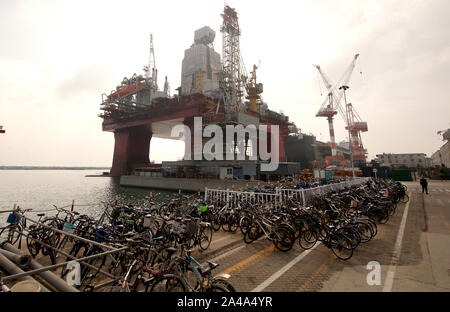 Yantai, Chine. 13 Oct, 2019. Certains des plus gros engins de forage en eau profonde et les plates-formes sont en cours de réparation et construit à une CIMC Raffles shipyard ingénierie offshore à Yantai, province du Shandong, le samedi, 12 octobre, 2019. Le chantier bénéficie d'une des plus grandes cales sèches et de la plus grande grue à portique. La Chine est le quatrième plus grand producteur de pétrole dans le monde. Photo par Stephen Shaver/UPI UPI : Crédit/Alamy Live News Banque D'Images