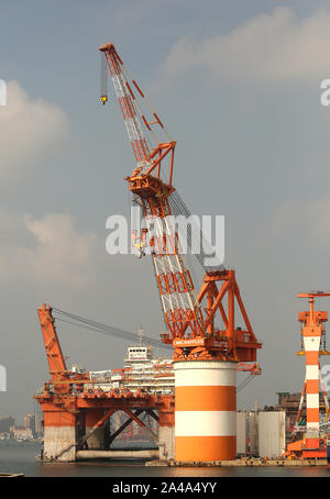 Yantai, Chine. 13 Oct, 2019. Certains des plus gros engins de forage en eau profonde et les plates-formes sont en cours de réparation et construit à une CIMC Raffles shipyard ingénierie offshore à Yantai, province du Shandong, le samedi, 12 octobre, 2019. Le chantier bénéficie d'une des plus grandes cales sèches et de la plus grande grue à portique (ci-dessus). La Chine est le quatrième plus grand producteur de pétrole dans le monde. Photo par Stephen Shaver/UPI UPI : Crédit/Alamy Live News Banque D'Images