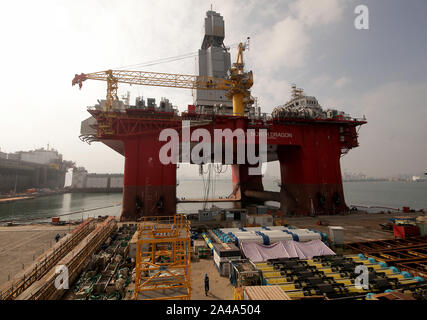 Yantai, Chine. 13 Oct, 2019. Certains des plus gros engins de forage en eau profonde et les plates-formes sont en cours de réparation et construit à une CIMC Raffles shipyard ingénierie offshore à Yantai, province du Shandong, le samedi, 12 octobre, 2019. Le chantier bénéficie d'une des plus grandes cales sèches et de la plus grande grue à portique. La Chine est le quatrième plus grand producteur de pétrole dans le monde. Photo par Stephen Shaver/UPI UPI : Crédit/Alamy Live News Banque D'Images