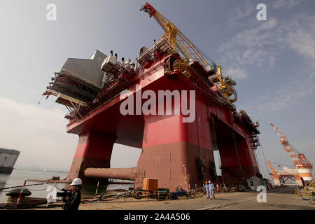 Yantai, Chine. 13 Oct, 2019. Certains des plus gros engins de forage en eau profonde et les plates-formes sont en cours de réparation et construit à une CIMC Raffles shipyard ingénierie offshore à Yantai, province du Shandong, le samedi, 12 octobre, 2019. Le chantier bénéficie d'une des plus grandes cales sèches et de la plus grande grue à portique. La Chine est le quatrième plus grand producteur de pétrole dans le monde. Photo par Stephen Shaver/UPI UPI : Crédit/Alamy Live News Banque D'Images