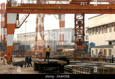 Yantai, Chine. 13 Oct, 2019. Certains des plus gros engins de forage en eau profonde et les plates-formes sont en cours de réparation et construit à une CIMC Raffles shipyard ingénierie offshore à Yantai, province du Shandong, le samedi, 12 octobre, 2019. Le chantier bénéficie d'une des plus grandes cales sèches et de la plus grande grue à portique. La Chine est le quatrième plus grand producteur de pétrole dans le monde. Photo par Stephen Shaver/UPI UPI : Crédit/Alamy Live News Banque D'Images